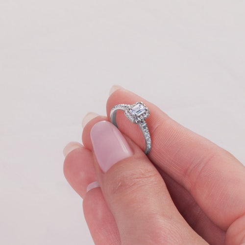 Pierścionek zaręczynowy SAVICKI: białe złoto, biały szafir z diamentami